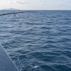 ドテラ流しでラインが斜めに出すぎている船上のジギングシーン